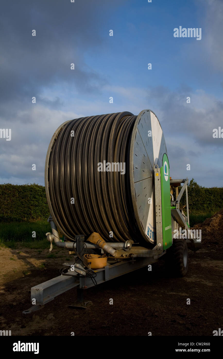 Bauer bobina flessibile in corrispondenza del bordo di un campo (capezzagna) con cielo blu in Norfolk, Regno Unito Foto Stock