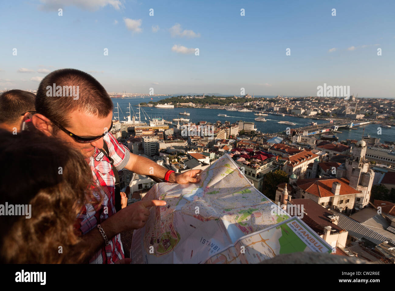 I turisti alla ricerca di una mappa di Istanbul per il controllo dei punti di riferimento dalla parte superiore della Torre di Galata, Istanbul, Turchia Foto Stock