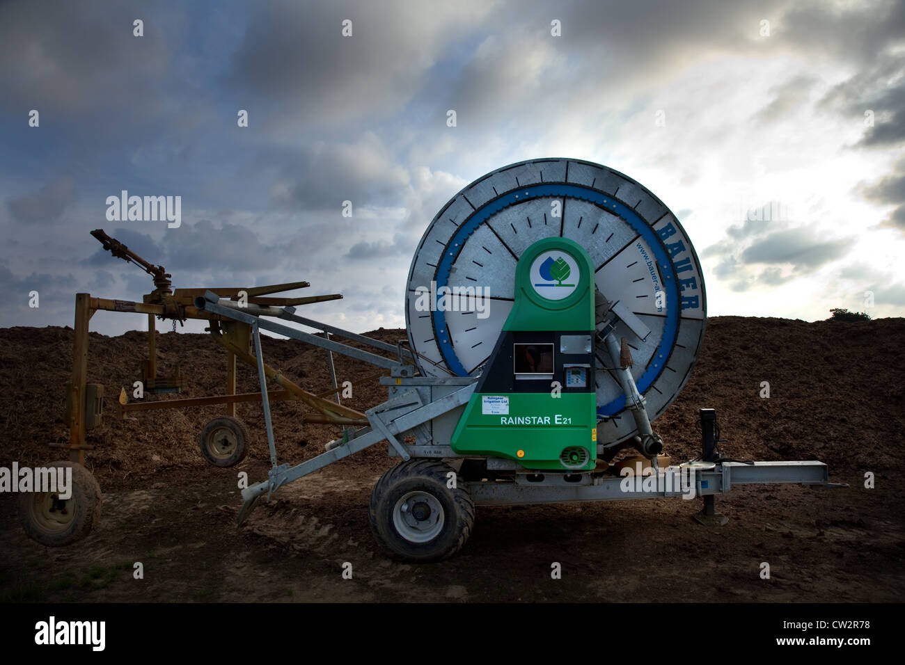 Bauer bobina flessibile in corrispondenza del bordo di un campo (capezzagna) con cielo blu in Norfolk, Regno Unito Foto Stock