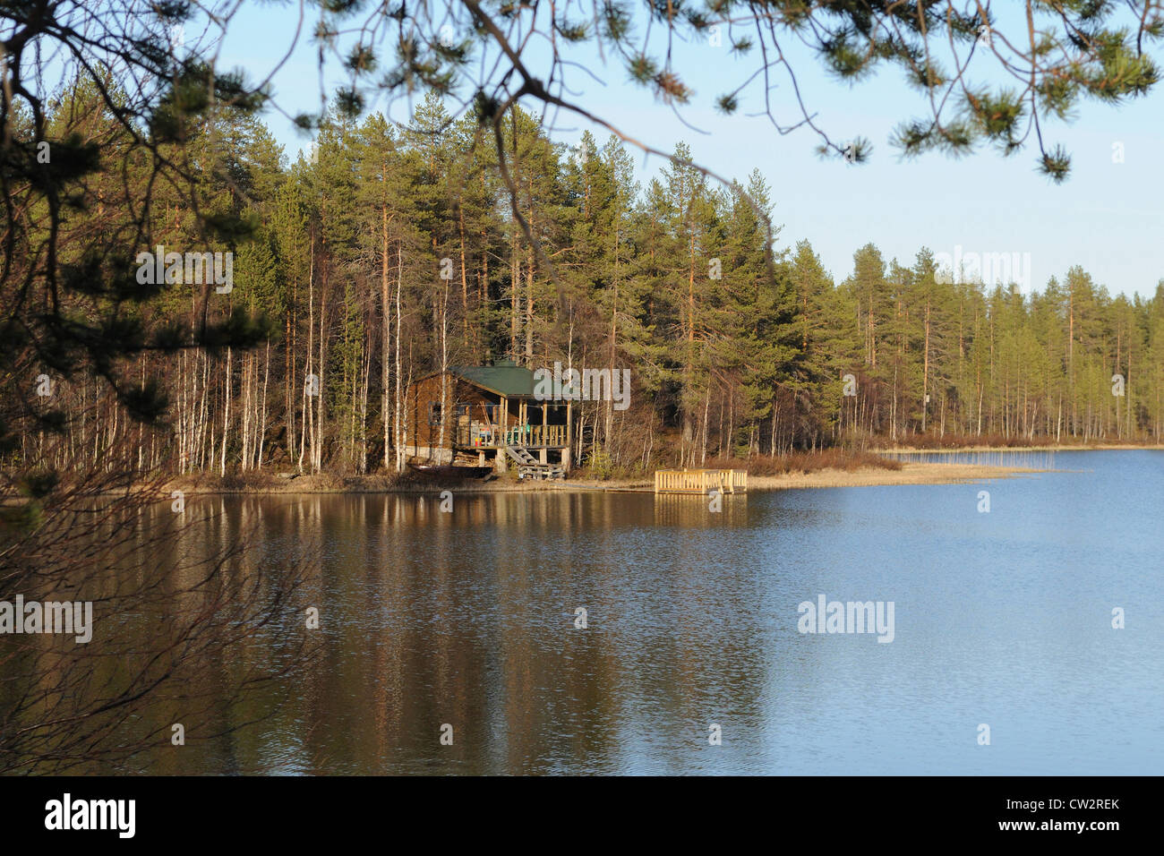 Chalet sul tipicamente lago finlandese, kuusamo, Finlandia Foto Stock