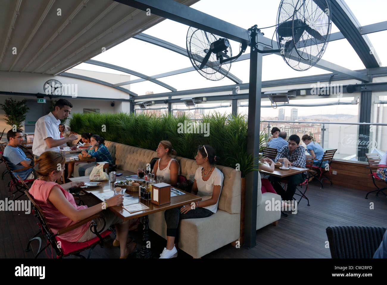 La gente seduta al ristorante sul tetto a Cevahir shopping center Istanbul Turchia Foto Stock