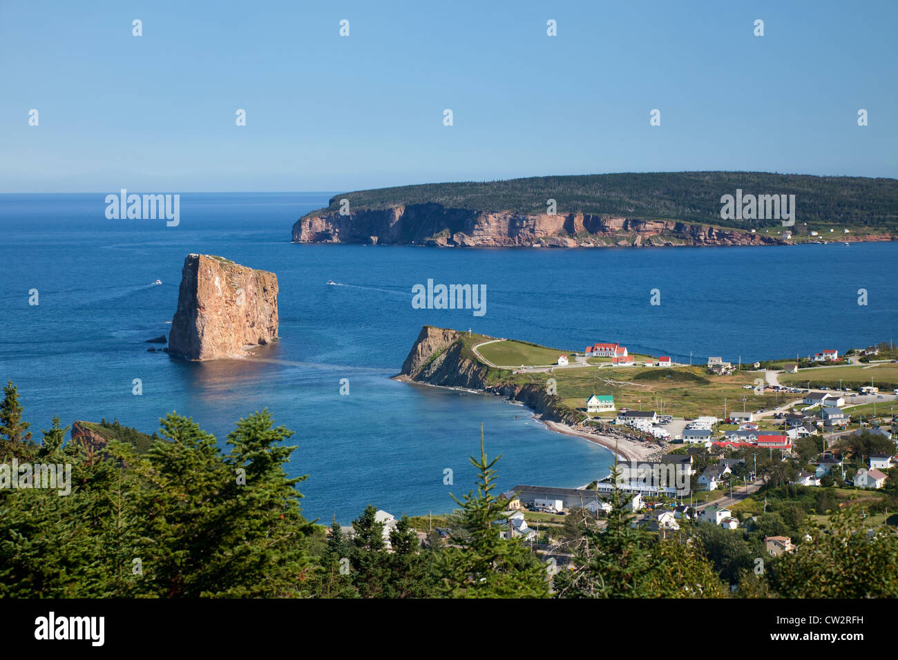 Vista del golfo di San Lawerence, Perce Village e Rock si trova in Gaspesie, Quebec, Canada. Foto Stock