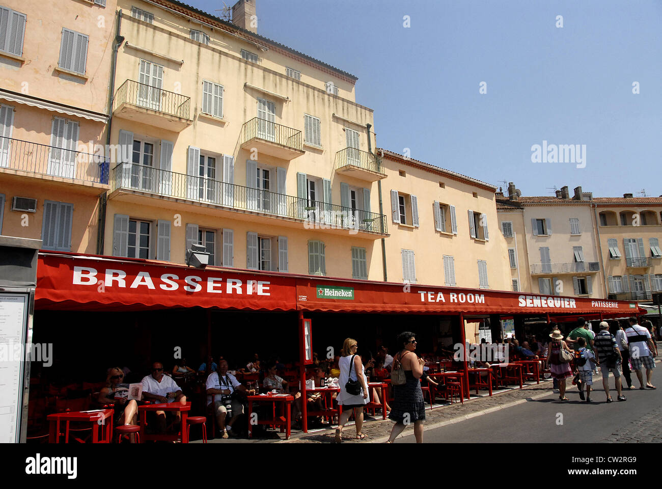 La terrazza del bar Saint Tropez provenza costa azzurra Francia Foto Stock