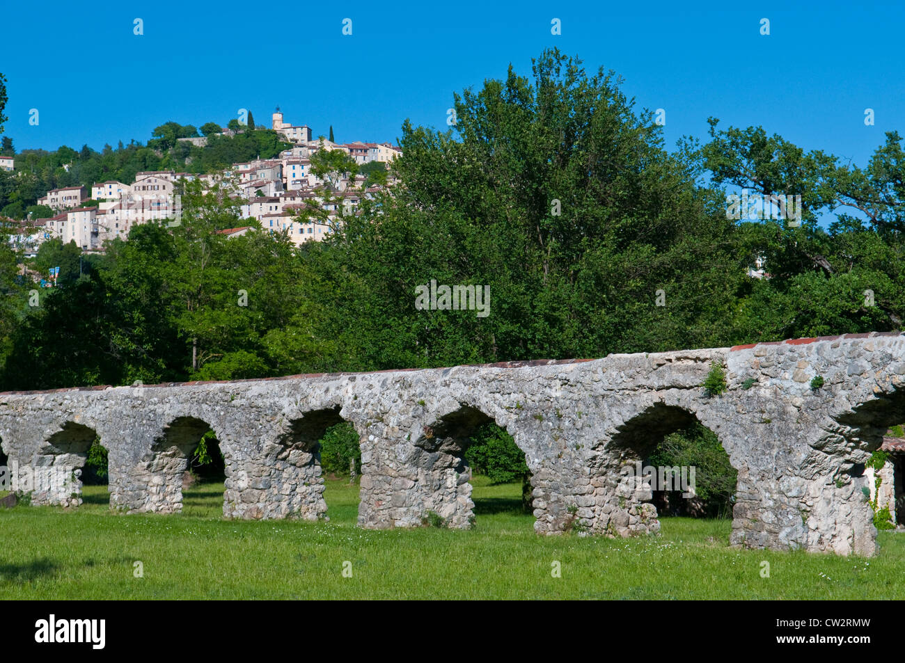 Le antiche rovine e il villaggio di Fayence in background Francia Foto Stock
