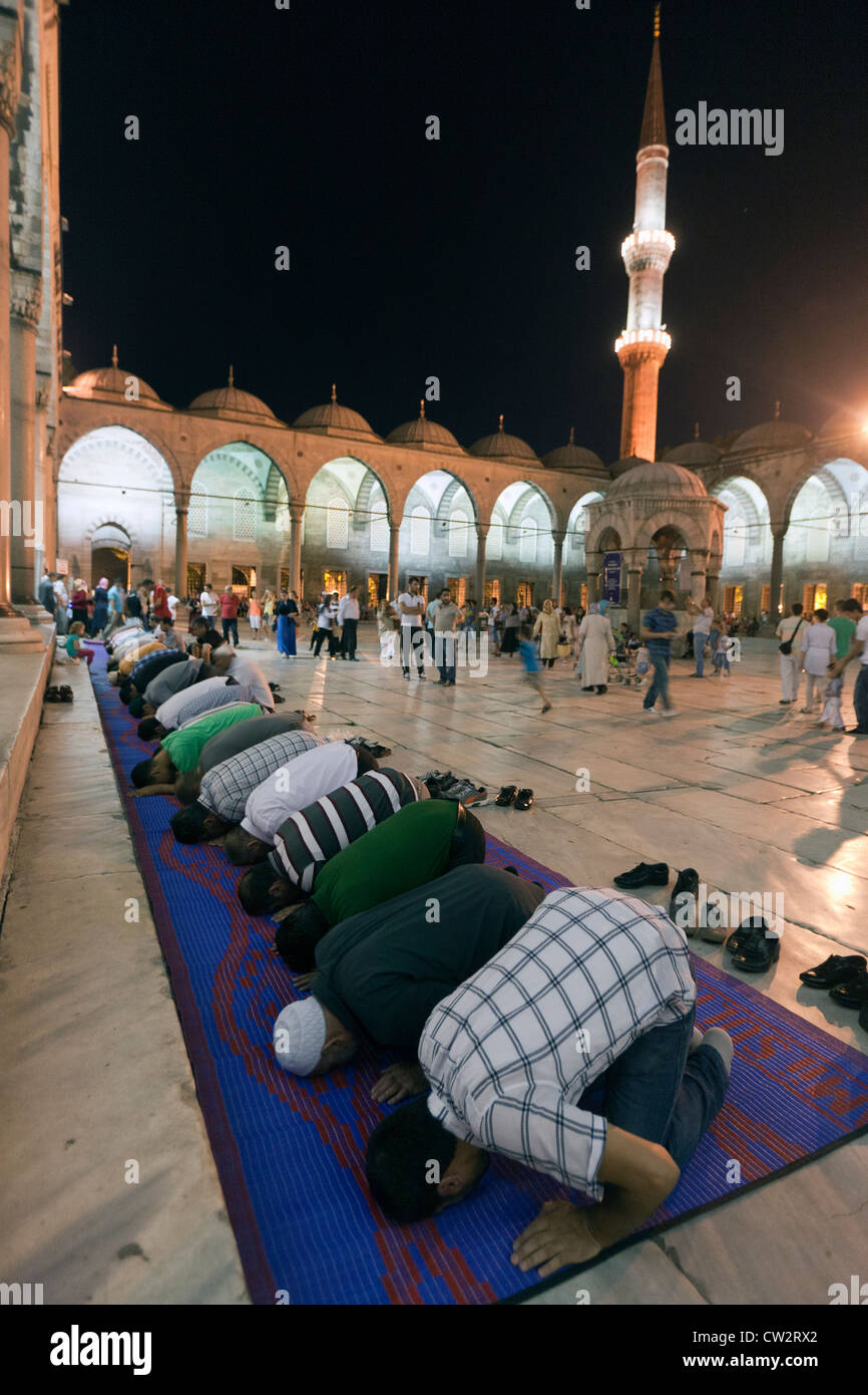 Uomini islamici pregando, Moschea blu Istanbul Turchia Foto Stock