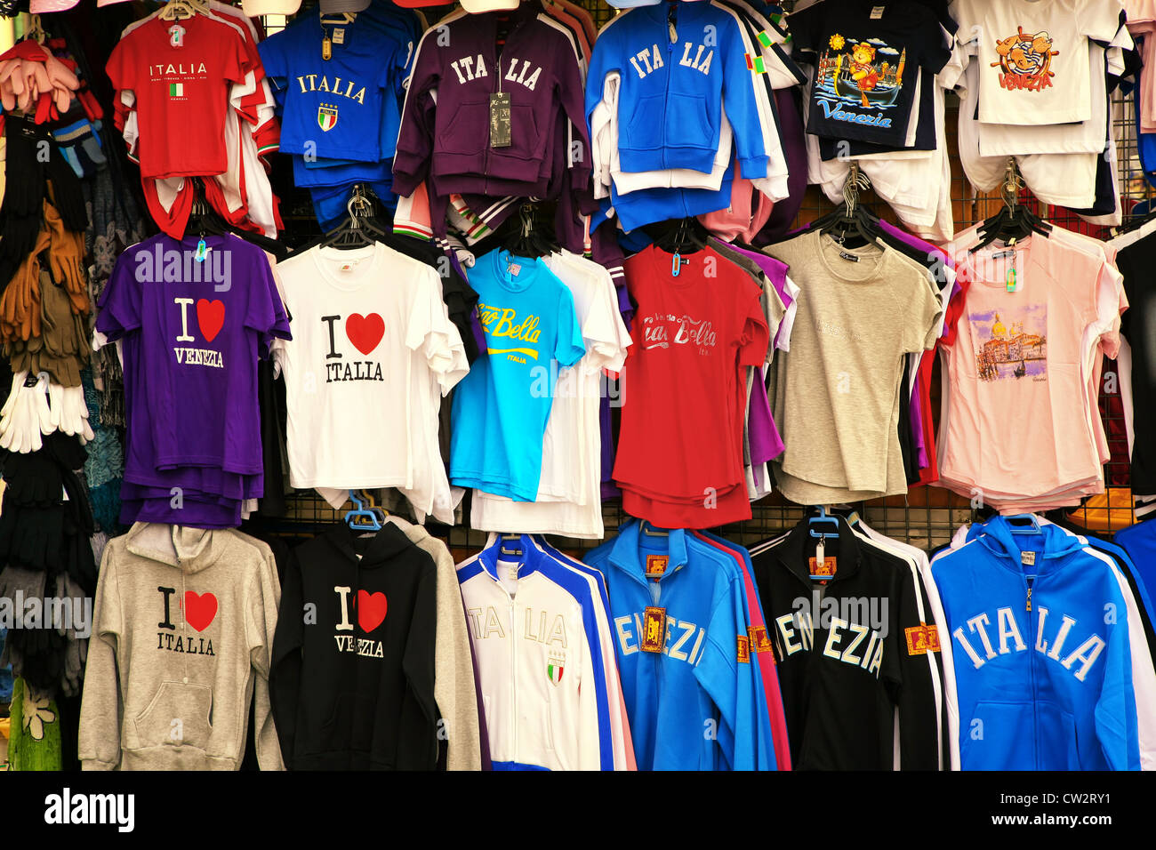 Italy Tourist t-shirt e altri capi di abbigliamento visualizzati in un  negozio aperto/in stallo sul lungomare del Canal Grande di Venezia Foto  stock - Alamy