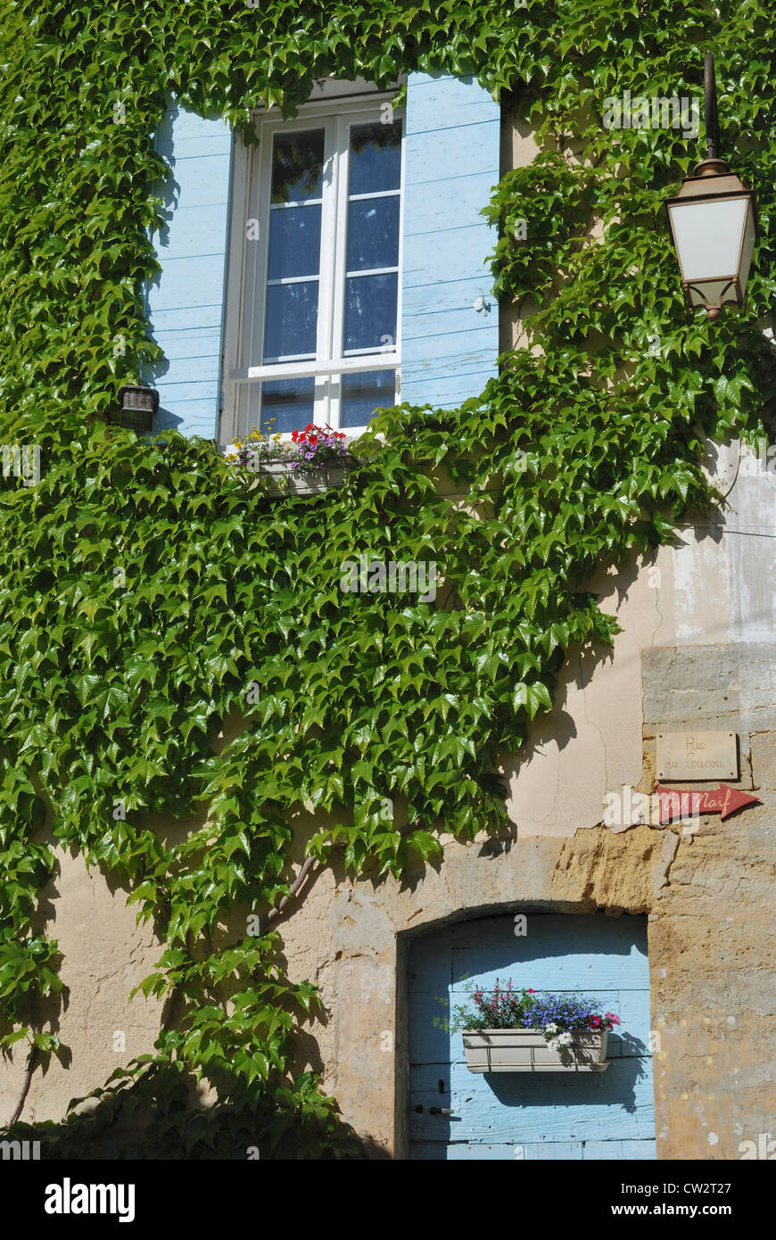 Una pittoresca casa in Lourmarin, Provenza, Francia. Foto Stock