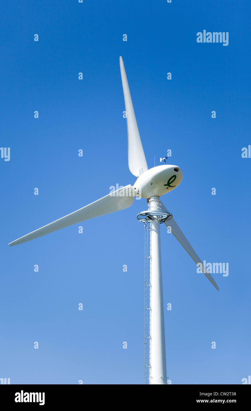 Nuova turbina eolica Endurance e-3120 da 50 kW, vista qui nel Nord Norfolk, si trova contro un cielo azzurro nella campagna inglese. Foto Stock