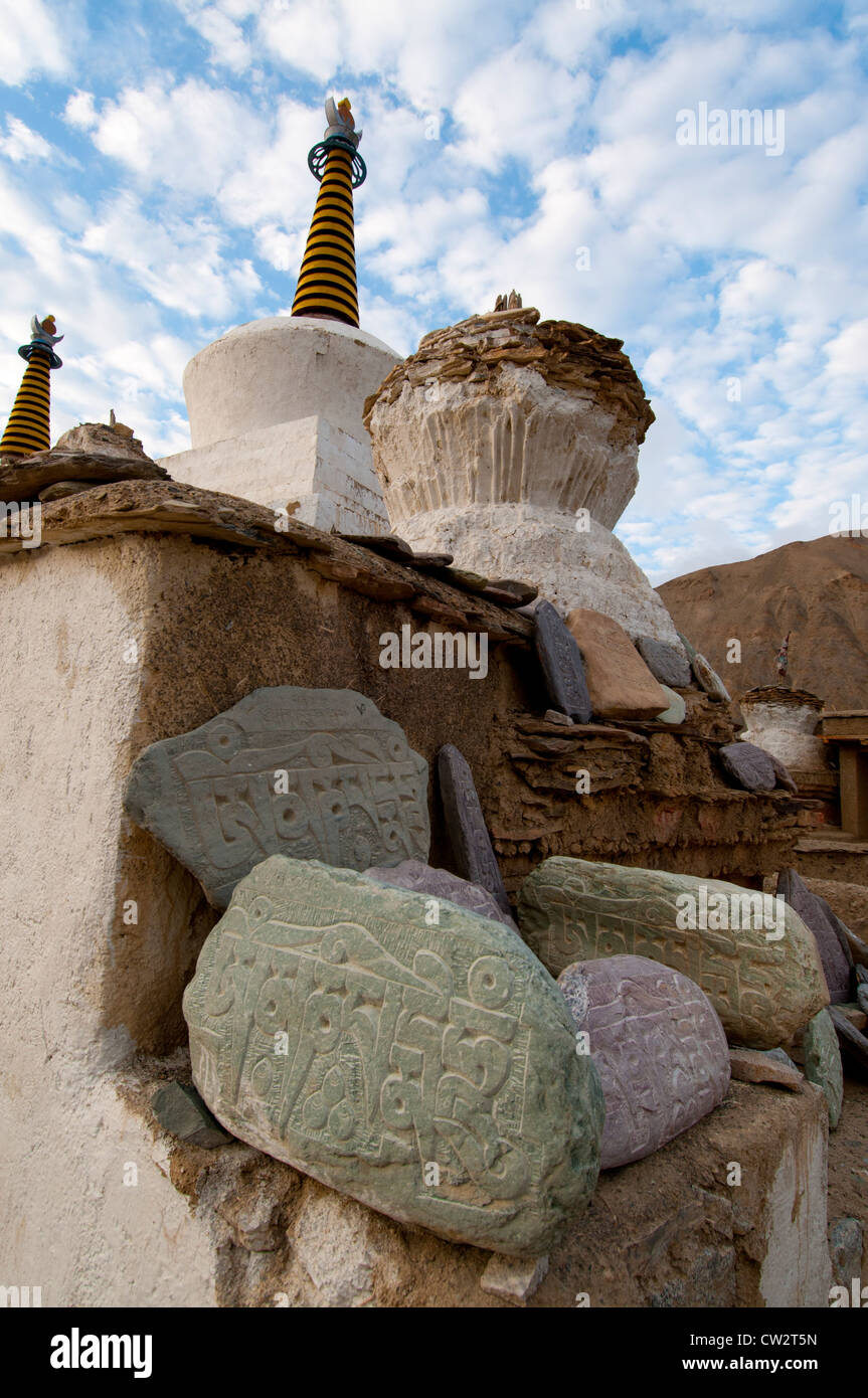 Chortens intagliato nella preghiera le pietre sotto un cielo blu con nuvole bianche al monastero di Lamayuru in Ladakh, India Foto Stock