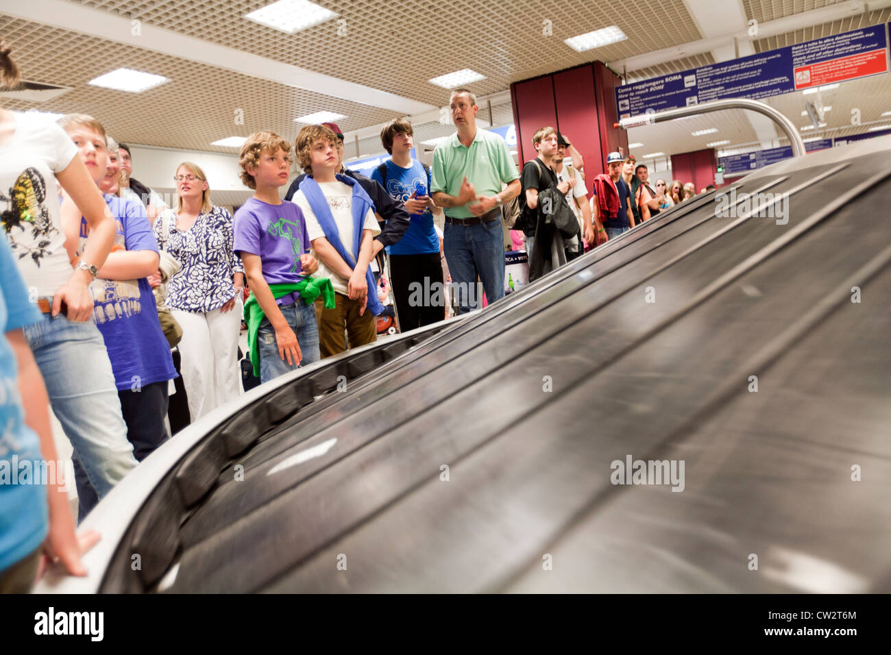 I passeggeri in attesa per i bagagli per arrivare su una giostra vuota presso l aeroporto di Fiumicino Italia Foto Stock