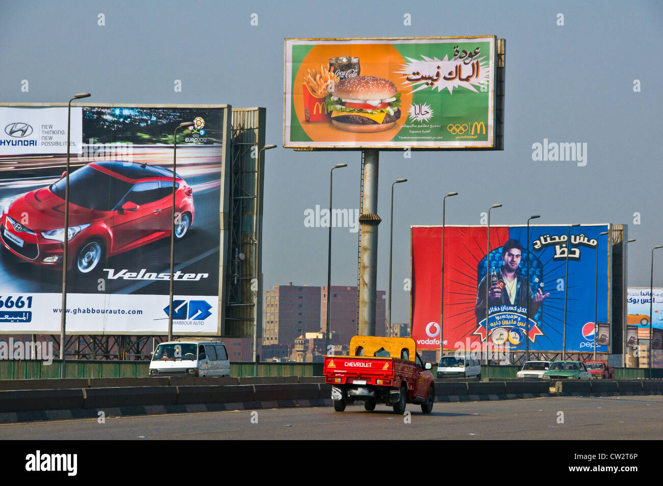 I cartelloni pubblicitari lungo un'autostrada Cairo Egitto Foto Stock