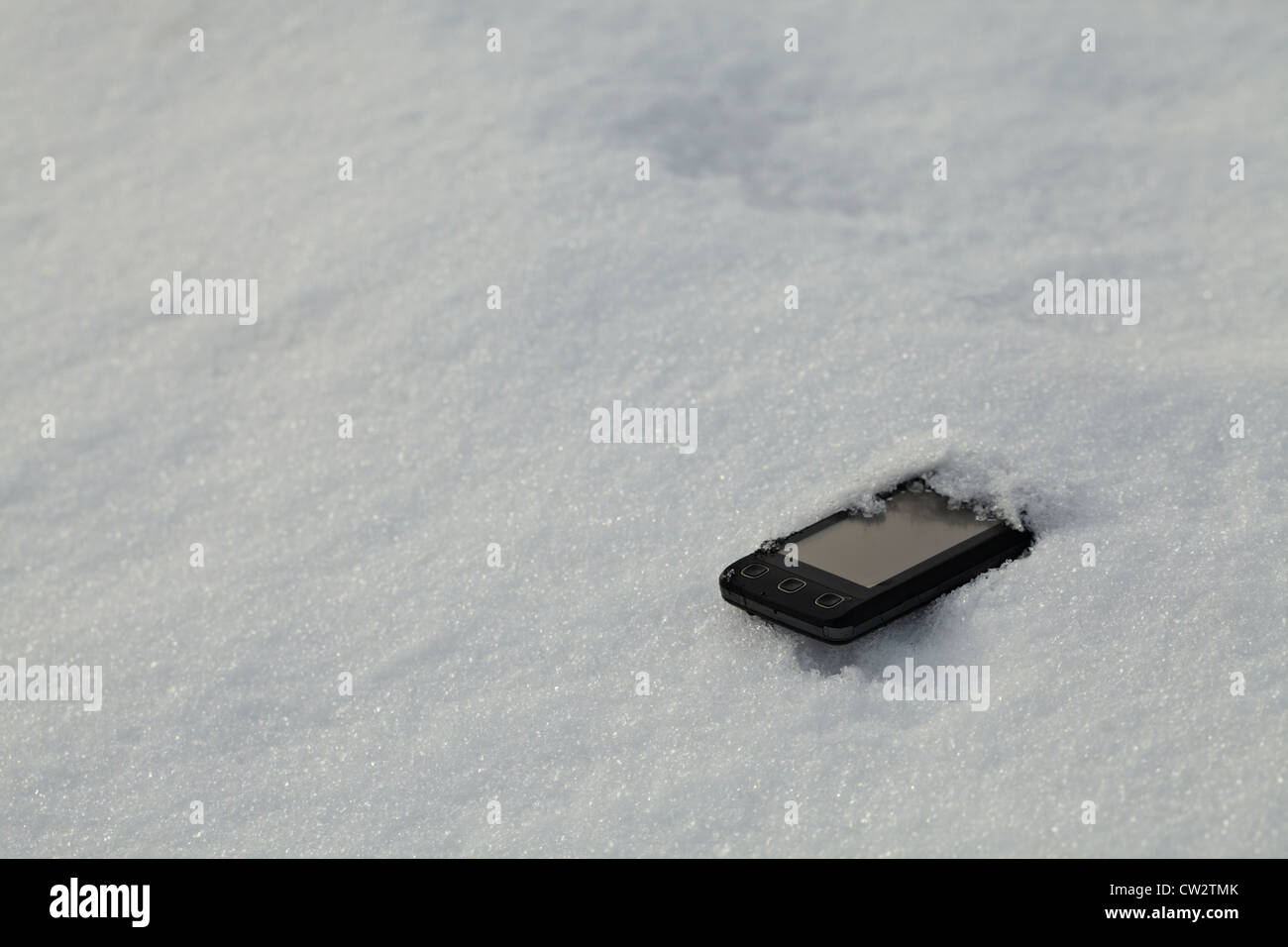 Smart telefono cellulare perso nella neve Foto Stock