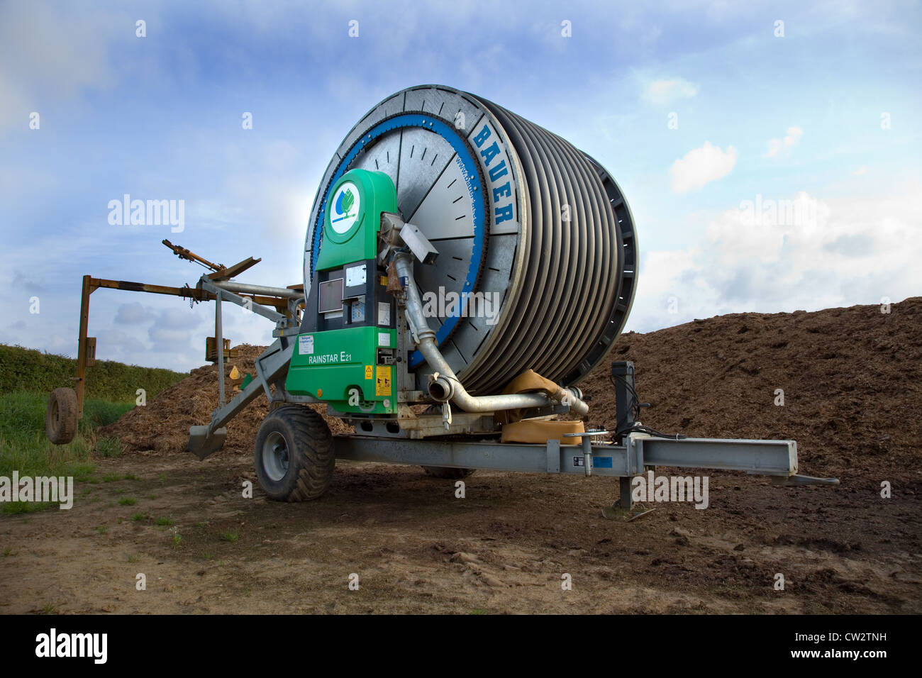 Bauer bobina flessibile in corrispondenza del bordo di un campo (capezzagna) con cielo blu in Norfolk, Regno Unito Foto Stock