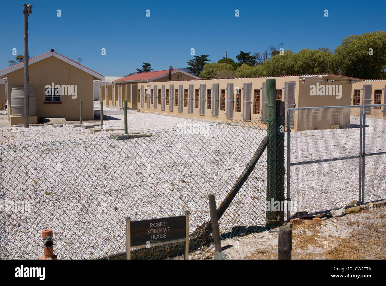 Robben Island prigione motivi in cui Robert Sobukwe era limitata a 24 ore di confino solitario accanto ai canili edifici Foto Stock Robben Island prigione motivi in cui Robert Sobukwe era limitata a 24 ore di confino solitario accanto ai canili edifici Foto Stock