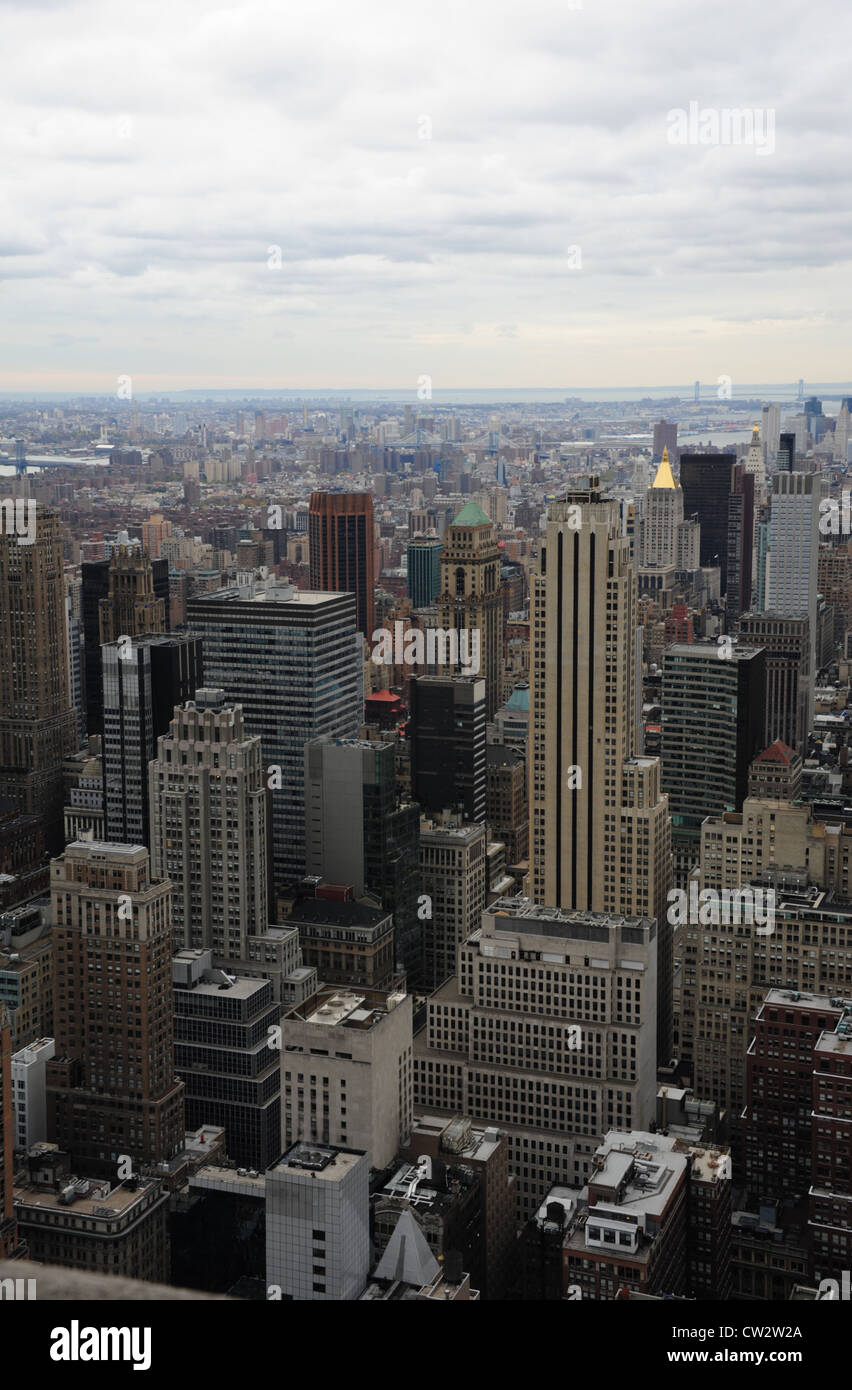 Cielo grigio ritratto, da GE Edificio verso Brooklyn e Ponte Verrazano-Narrows, urban vicolo dei grattacieli di Manhattan, New York Foto Stock