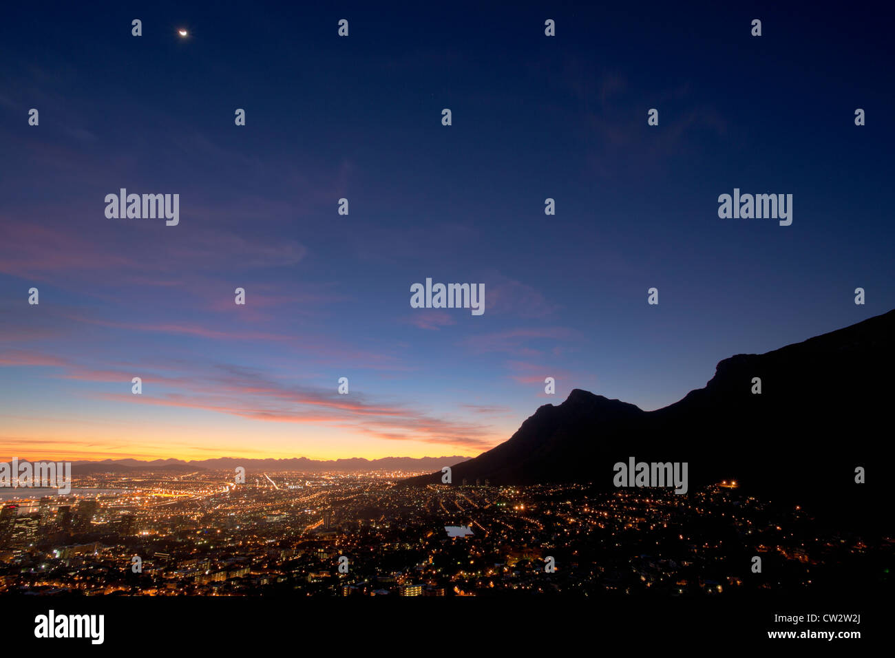 Centro di Città del Capo all'alba con una vista della Table Mountain. Città del Capo, Sud Africa Foto Stock