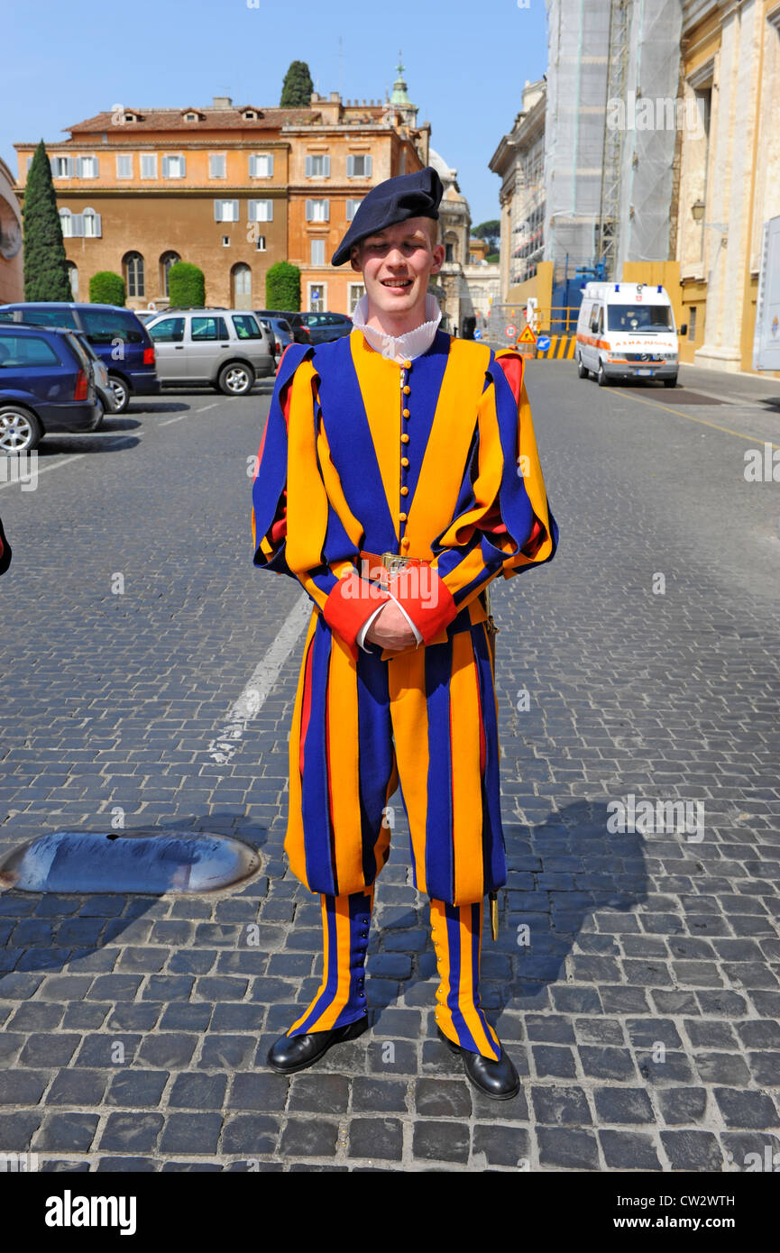 Uniformata Vaticano guardie al di fuori di Roma Italia Europa Foto Stock