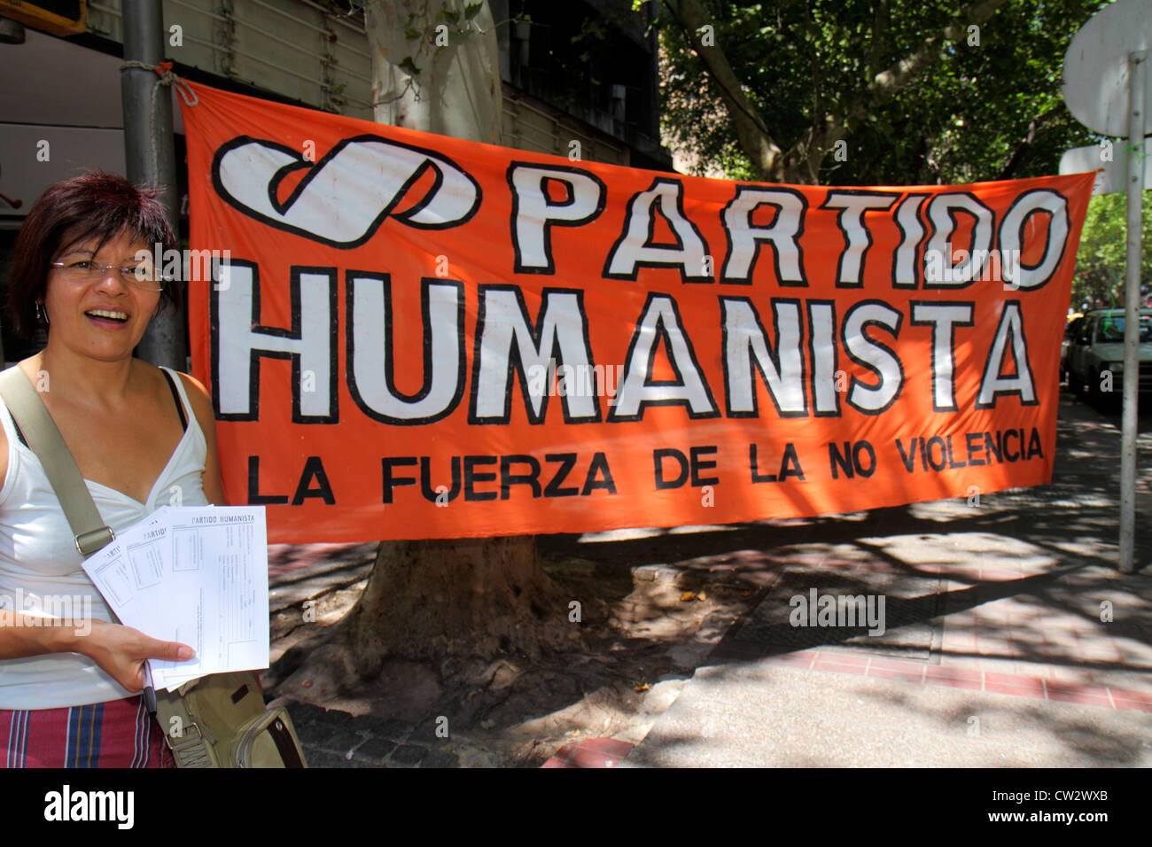 Mendoza Argentina,Avenida San Martin,donne ispaniche femminili,attivista,campagna politica,banner,lingua spagnola,bilingue,Partito Umanista,non viol Foto Stock