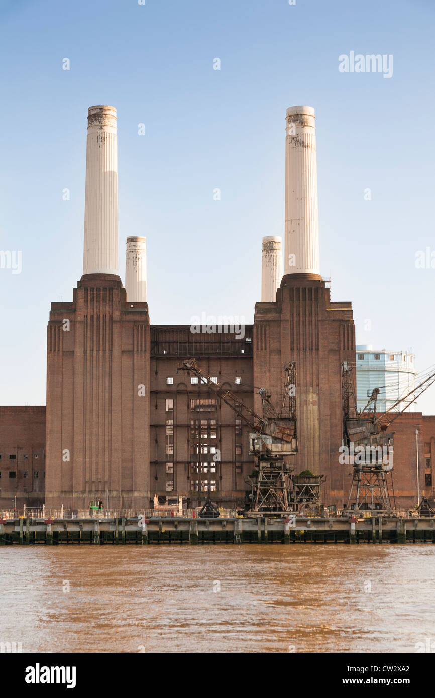 Battersea Power Station accanto al fiume Tamigi, Battersea, Londra, Inghilterra Foto Stock