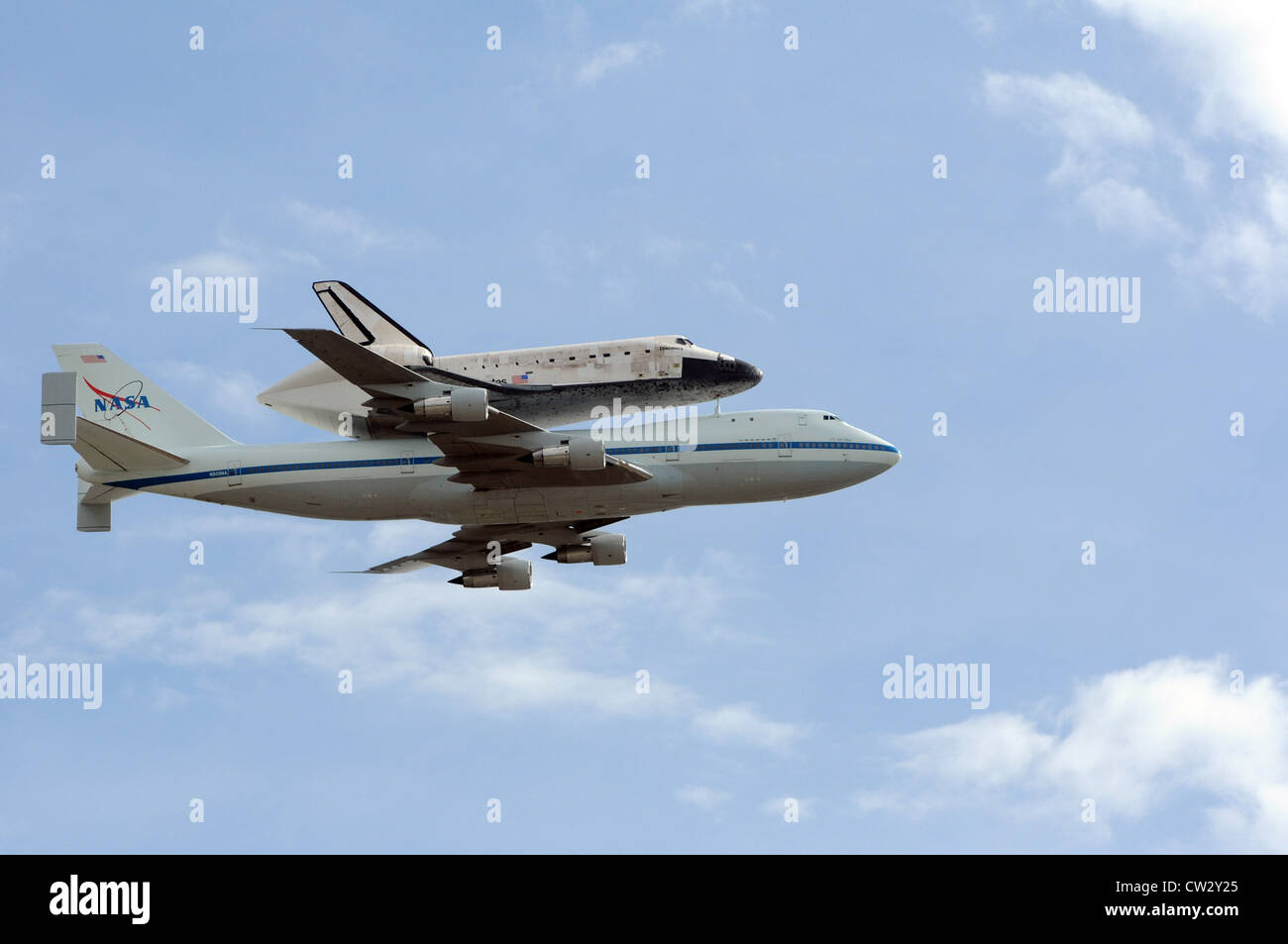 Lo space shuttle Discovery attaccato al suo trasporto 747 passa sopra la capitale della nazione a Washington, D.C. (17 aprile 2012) Foto Stock