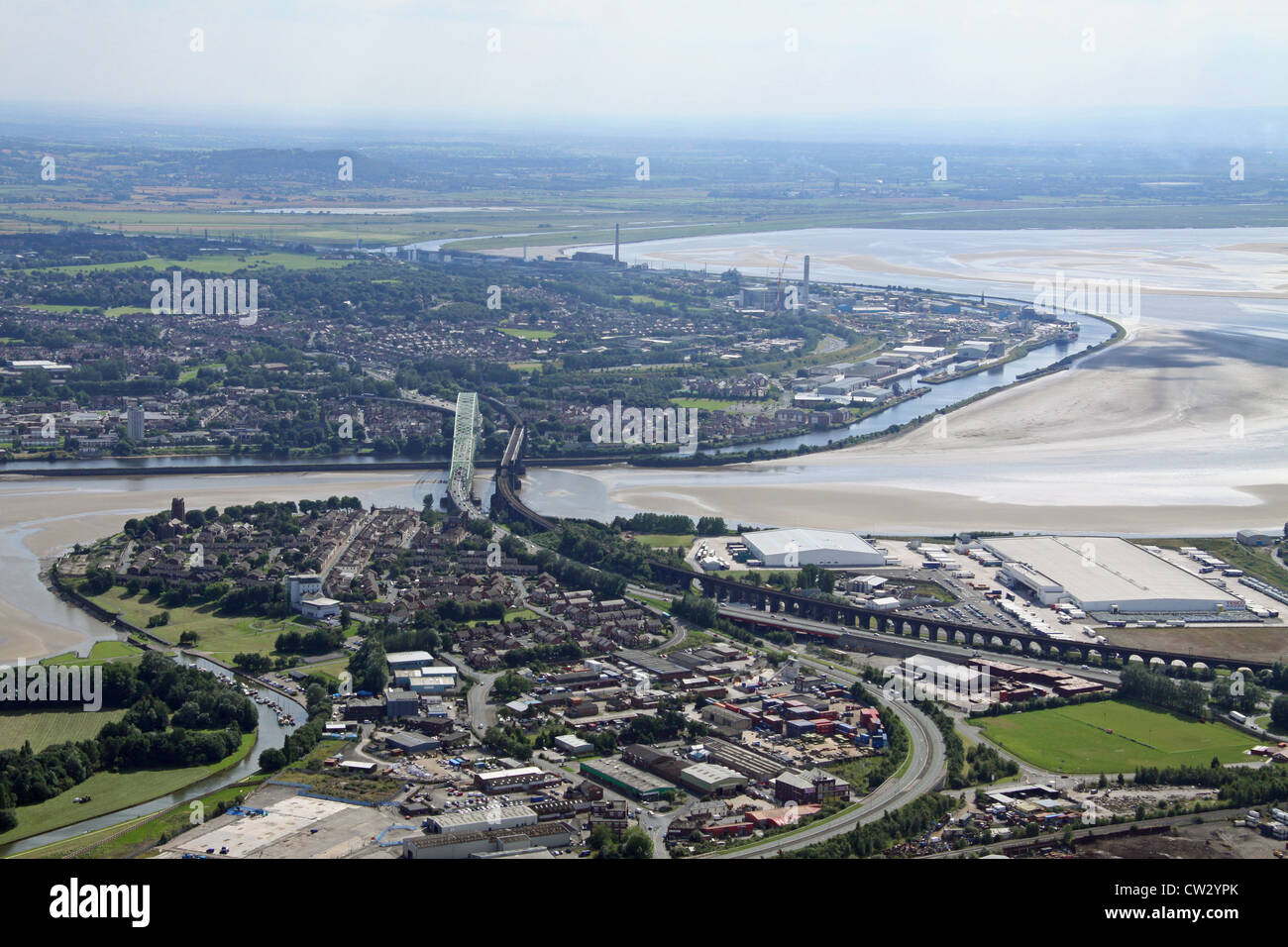 Vista aerea della città di Runcorn dalla testa di Widnes sulla sponda nord del fiume Mersey Foto Stock