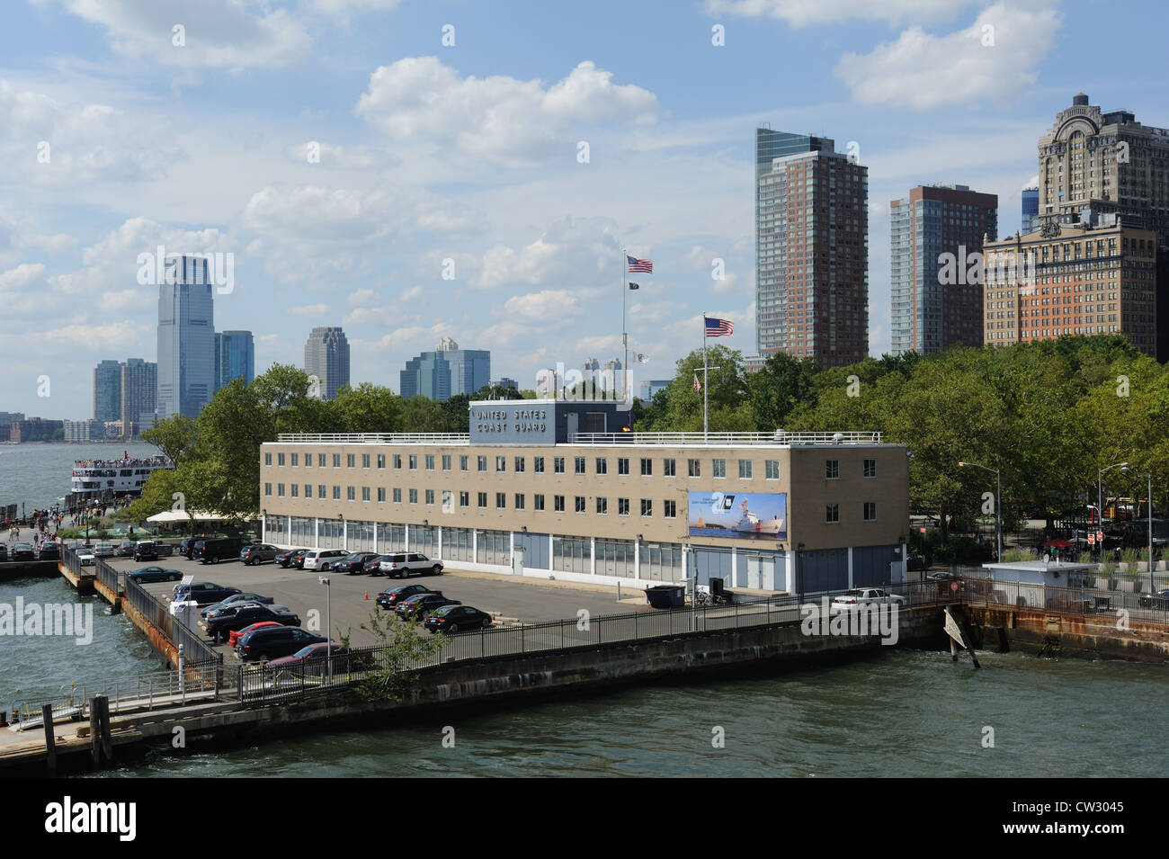 Un U.S. Stazione della Guardia costiera sul lato meridionale di Manhattan si affaccia sul fiume Hudson e New York City di alloggiamento superiore. Foto Stock