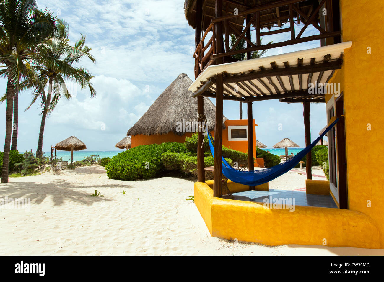 Messico,Quintana Roo,Playa del Carmen,colorato stile palapa le sistemazioni della struttura Mahekal Beach Resort Foto Stock