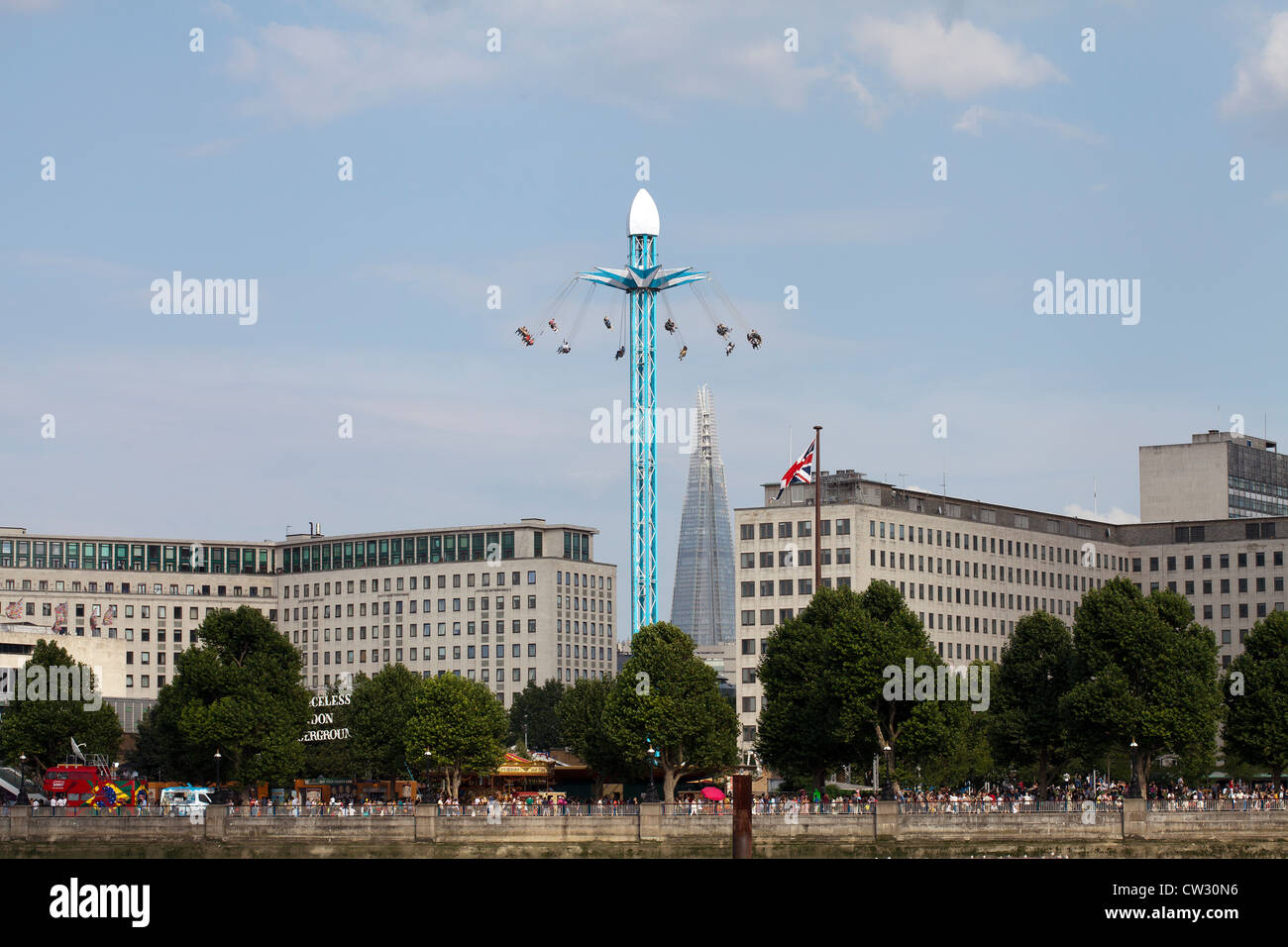 Banca del sud del Tamigi con Starflyer e la Shard durante un soleggiato e intensa giornata. Foto Stock