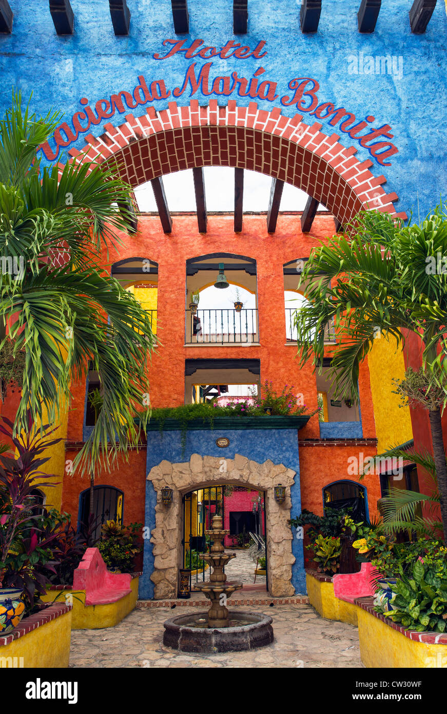 Playa del Carmen, Hotel Hacienda Maria Bonita, facciata colorata dell'ingresso dell'hotel Foto Stock