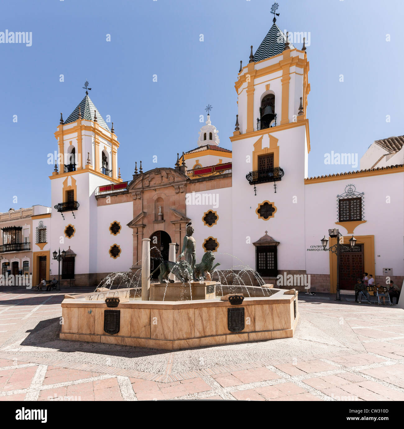Ronda, Andalusia, Spagna, Europa. Plaza del Socorro con imponente chiesa edificio e fontana. Foto Stock