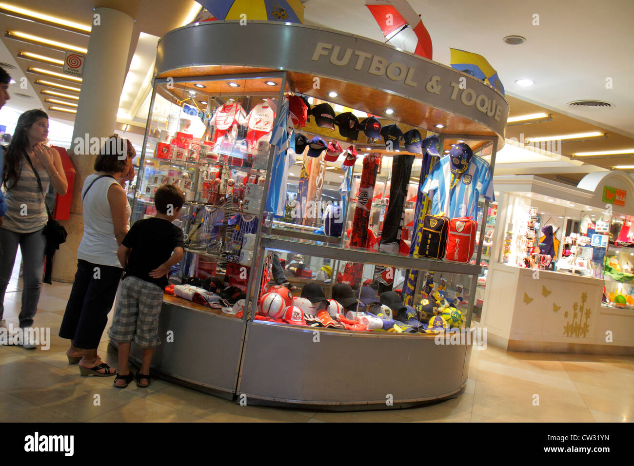 Mendoza Argentina, Villa Nueva, Mendoza Plaza, shopping shopper shopping negozi negozi mercato donne lavoro negozi al dettaglio negozi business, centro commerciale, chiosco, H Foto Stock