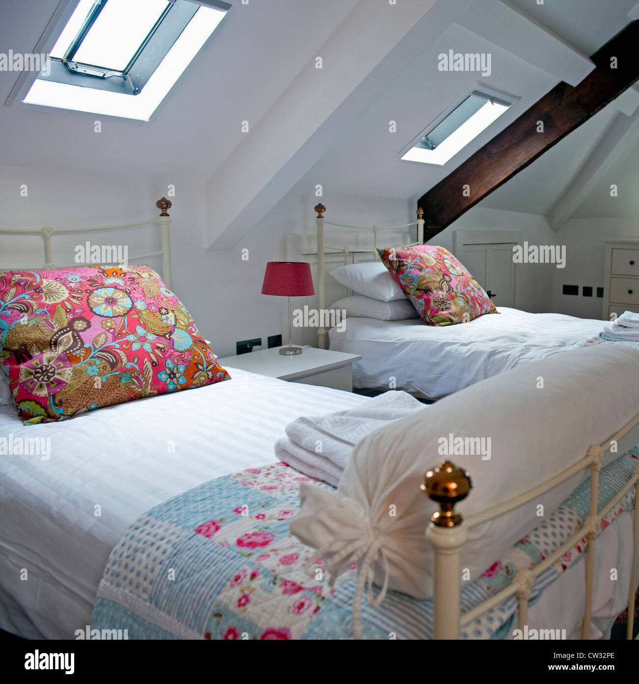 Camera da letto doppia con due letti singoli. Foto Stock