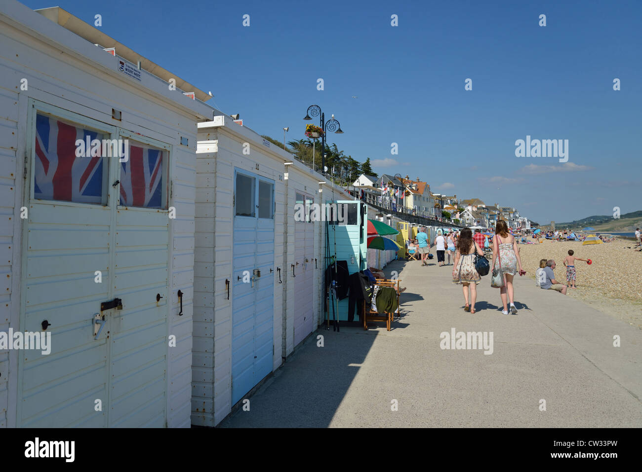 Cabine sulla spiaggia, sul lungomare, Lyme Regis, Dorset, England, Regno Unito Foto Stock