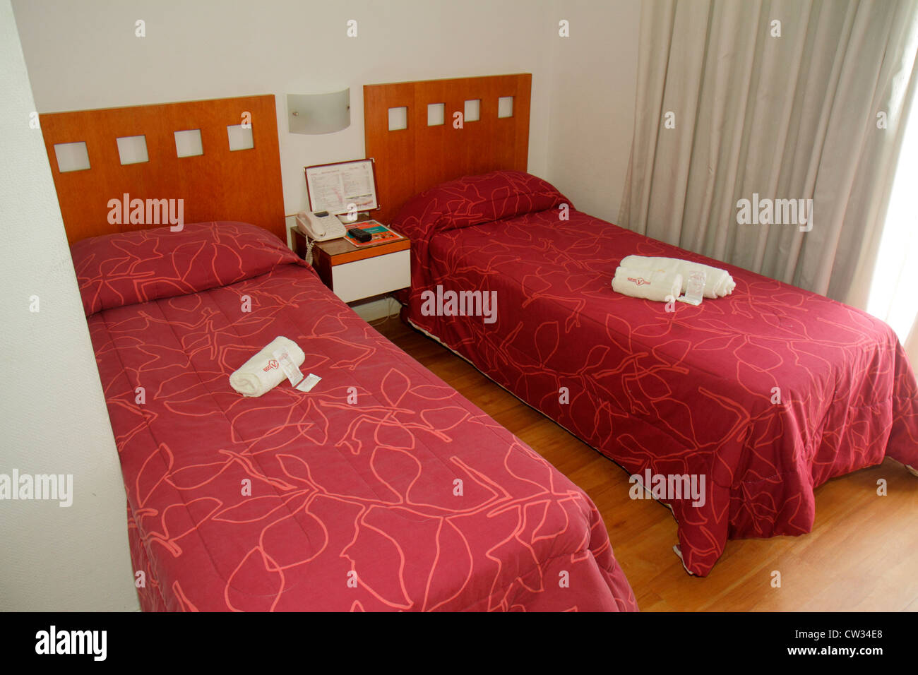 Buenos Aires Argentina,Avenida de Mayo,Gran Hotel Vedra,hotel,alloggio,budget,low end,senza fronzoli,camera ospiti,letti gemelli,testiera,comodino,copriletto,stoppino,stoppino Foto Stock