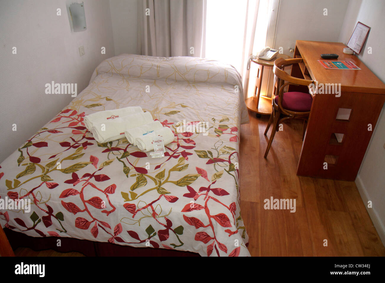 Buenos Aires Argentina,Avenida de Mayo,Gran Hotel Vedra,hotel,alloggio,budget,low end,senza fronzoli,camera per gli ospiti,letto matrimoniale,testiera,camera piccola,stretta,notte Foto Stock