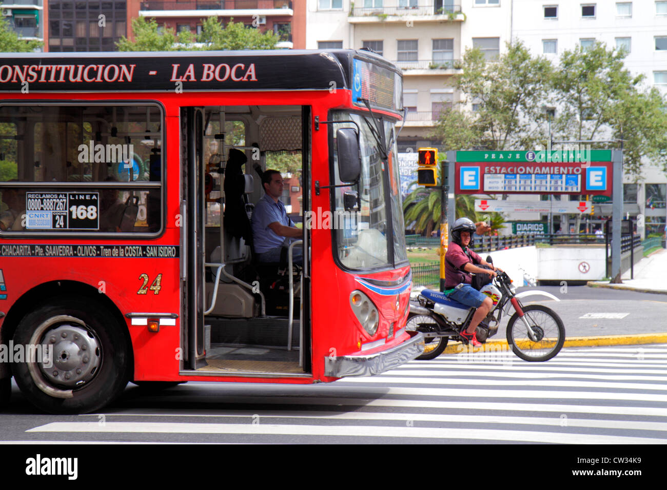 Buenos Aires Argentina,Avenida de Mayo,Plaza Mariano Moreno,strada scena,traffico,autobus,pullman,trasporto pubblico,trasporto di massa,autostrada Route,moto Foto Stock