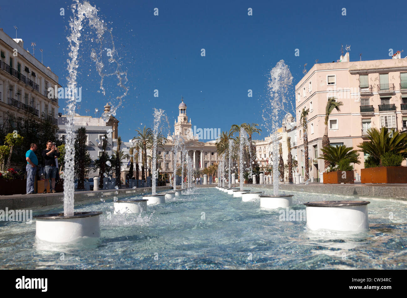 Cadice, Andalusia Andalusia, Spagna, Europa. Fontane in Plaza San Juan de Dios. Foto Stock