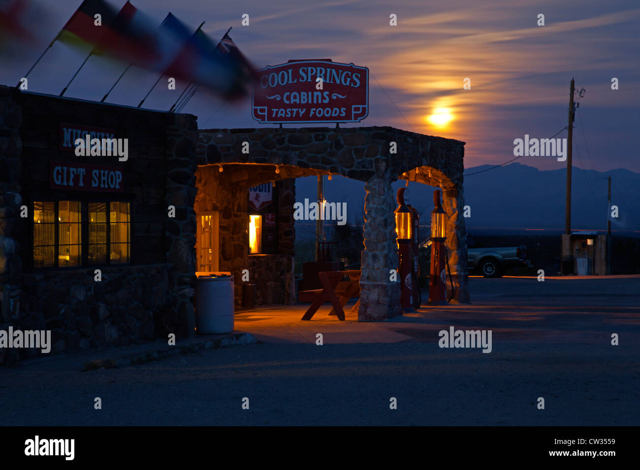 La luna sorge dietro il restaurato Cool Springs stazione di gas lungo il percorso 66 in Montagna Nera di Arizona Foto Stock