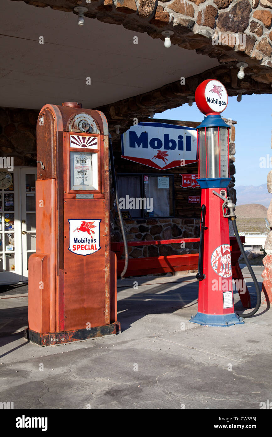 Vintage pompe per gas a Cool Springs lungo la Route 66 in western Arizona Foto Stock