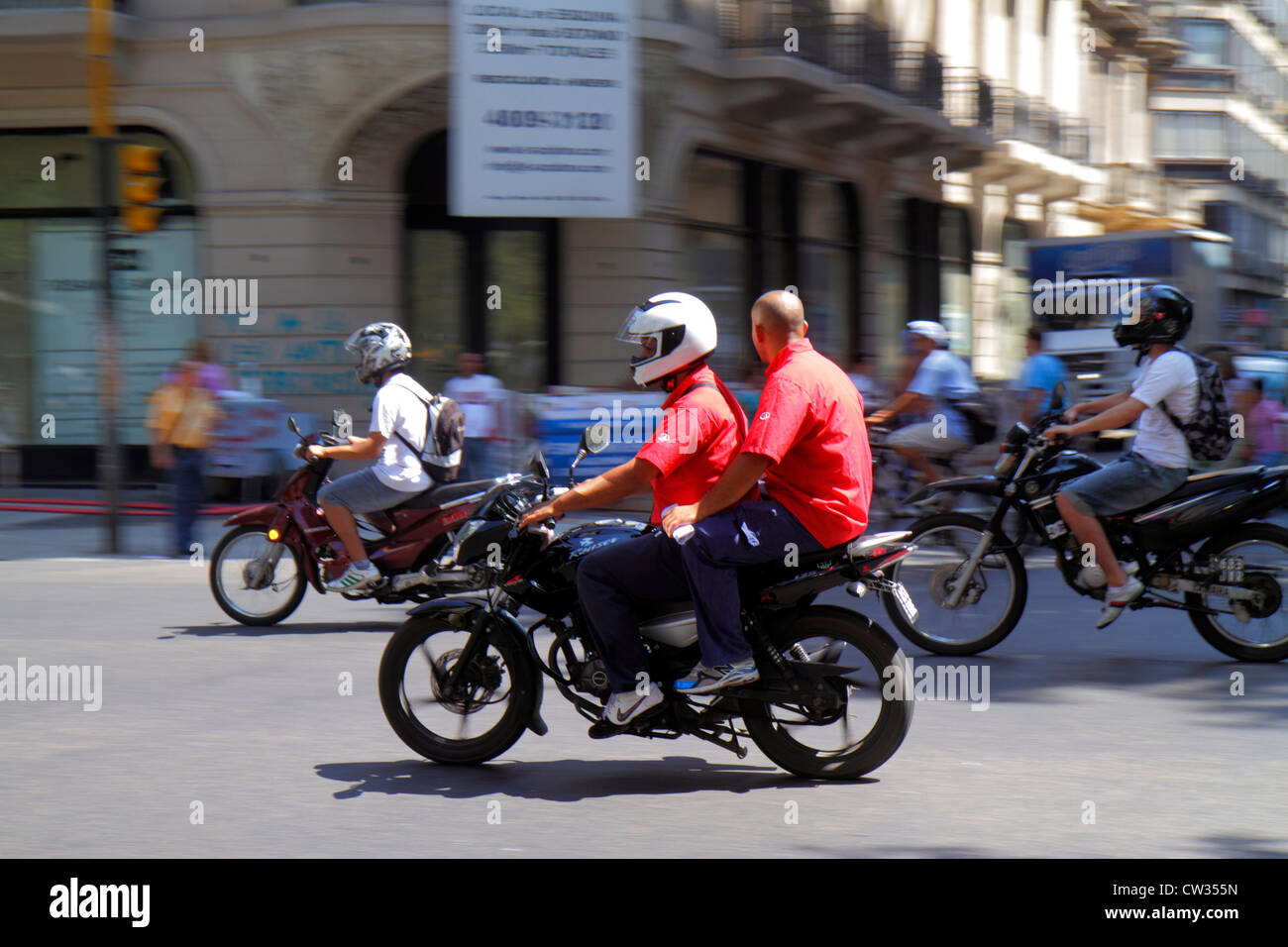 Buenos Aires Argentina,Avenida de Mayo,strada scena,intersezione,moto,bicicletta,trasporto,movimento,traffico,uomo ispanico uomini maschio adulti,teen Foto Stock