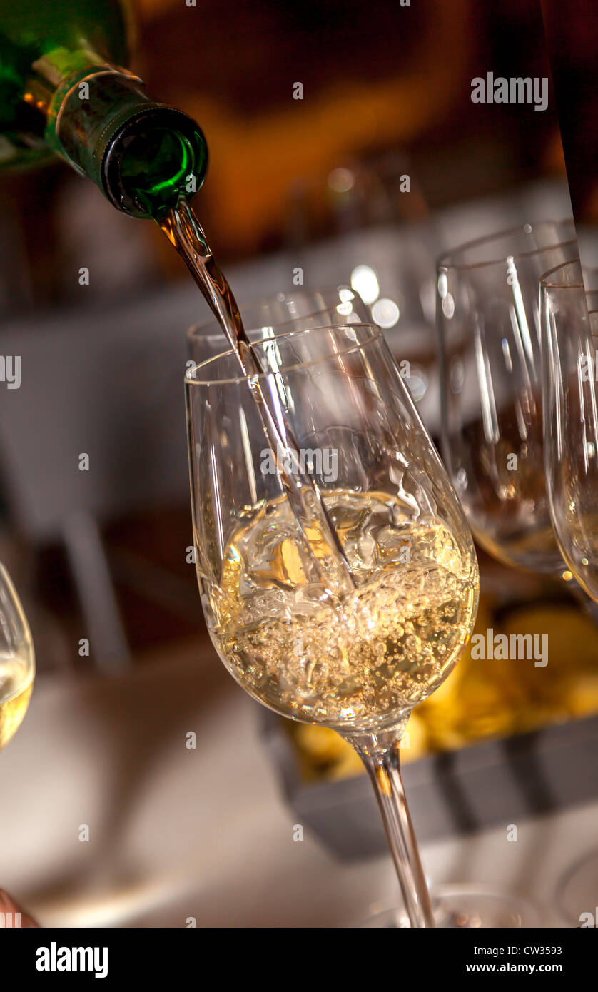 Sherry versata in un bicchiere, Gonzalez Byass Cantina, Jerez de la Frontera, Andalusia, Spagna, Europa. Foto Stock