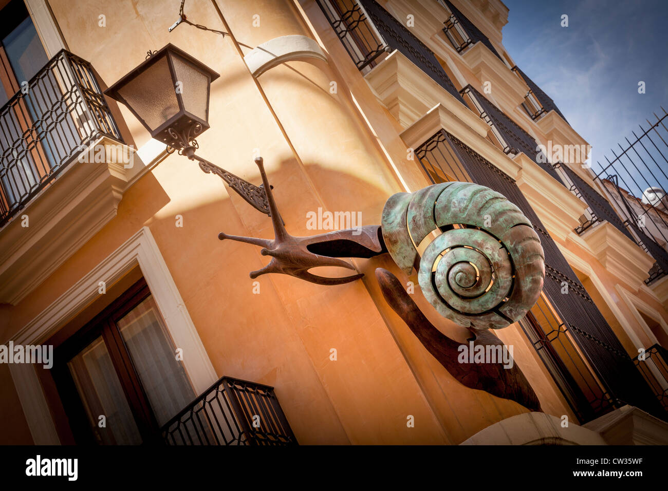 Grande scultura di lumaca sulla parete di un angolo di strada nel centro storico di Siviglia, in Andalusia, Spagna, Europa. Foto Stock