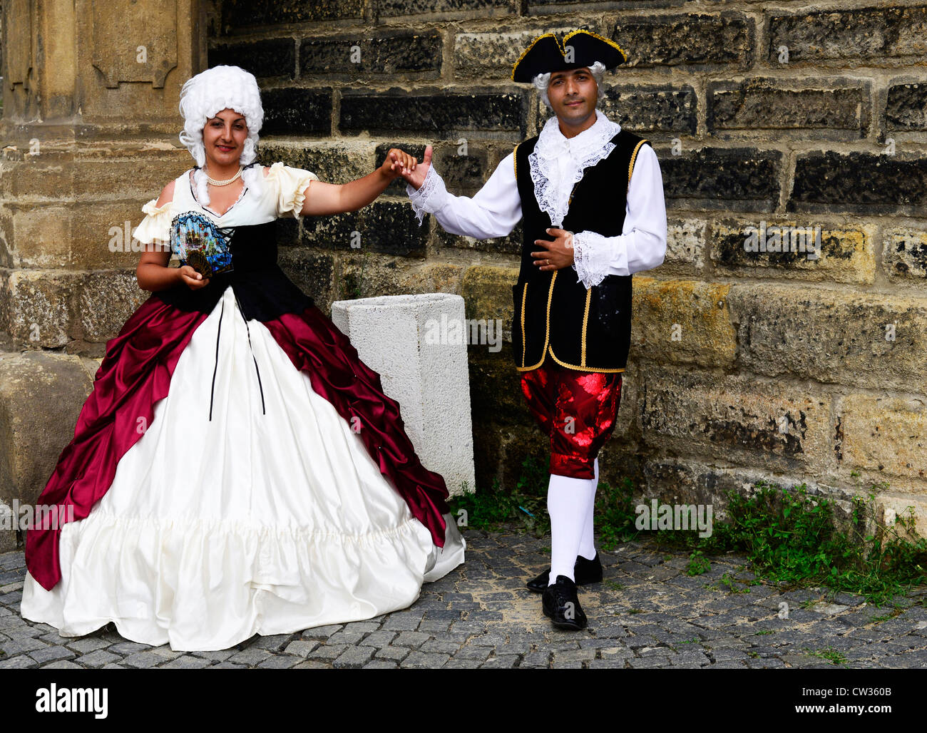 Una coppia italiana vestita in un tradizionale 17th del XIX secolo abbigliamento europeo. Foto Stock