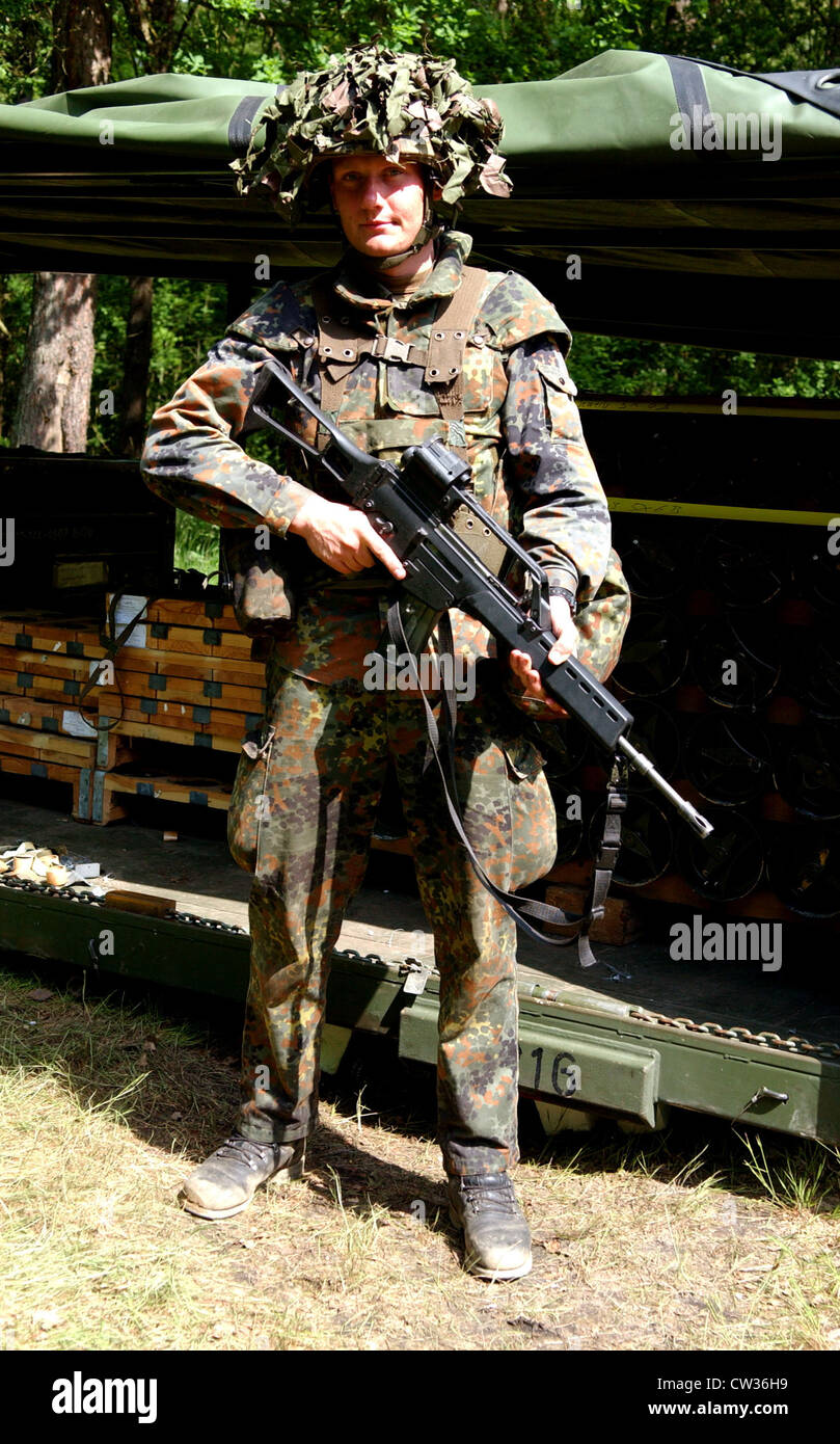 Truppenuebung la Bundeswehr soldato in battaglia vestire Foto Stock