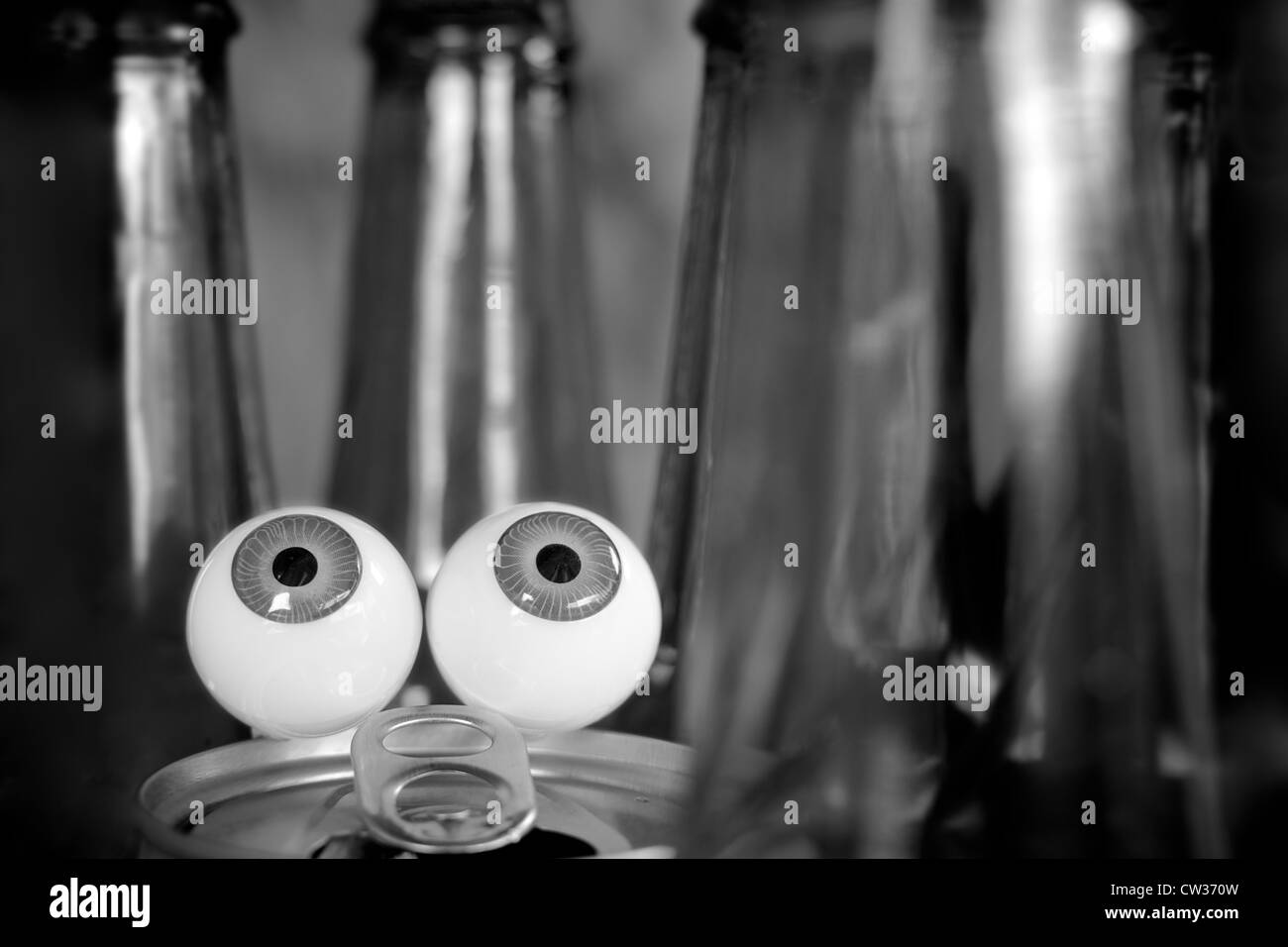 Gli occhi seduti sul bordo di una birra possono essere circondati da bottiglie vuote. Binge bere e alcol dipendenza. Foto in bianco e nero. Foto Stock