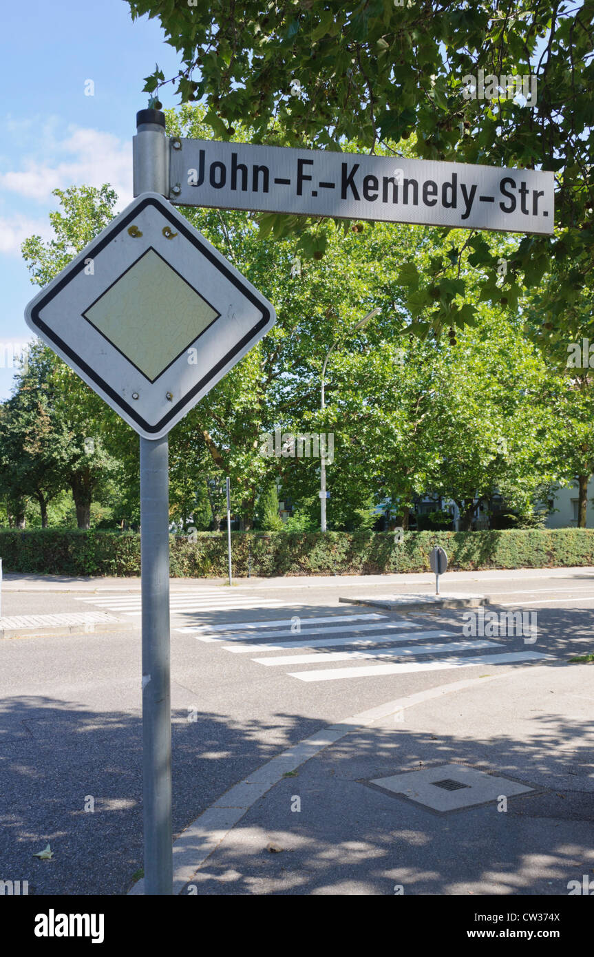 Giovanni-F.-Kennedy-Str. strada segno "Give Way" resa su strada segno - Heilbronn Germania Europa Foto Stock