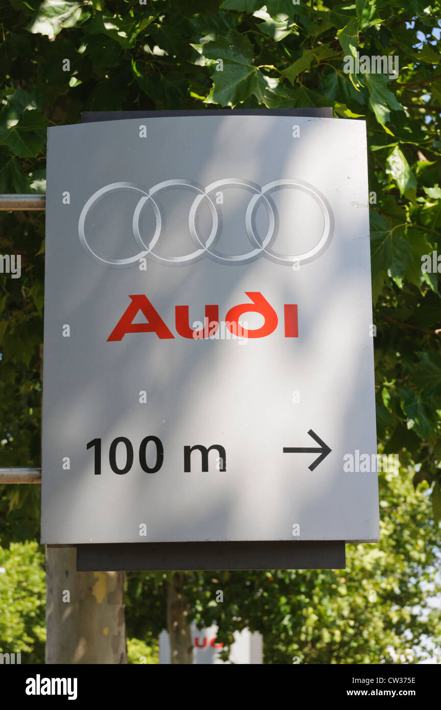 Audi auto maker logo aziendale su un cartello stradale che mostra il modo di 100 metri a destra per un Audi concessionaria auto Heilbronn Germania Foto Stock