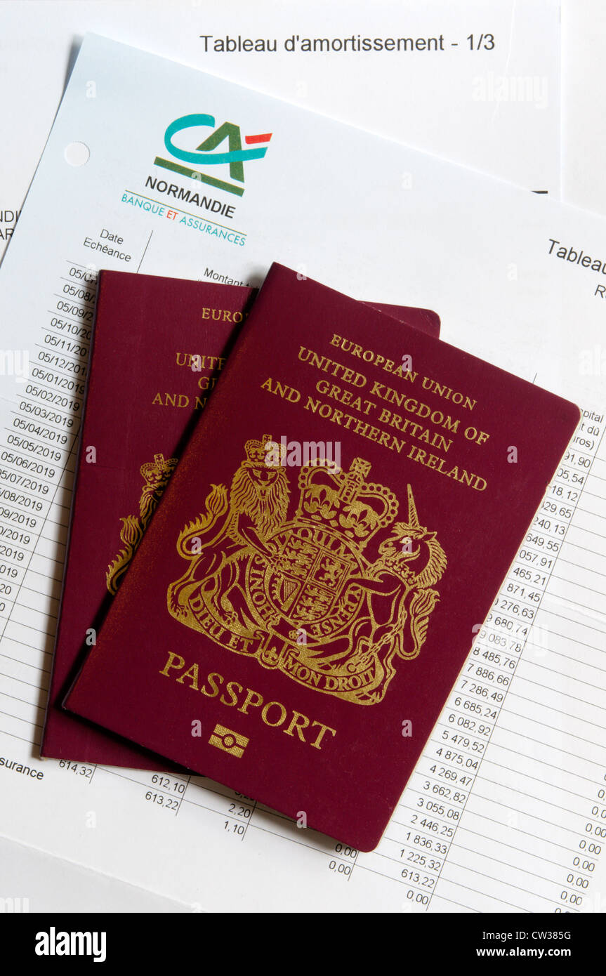Passaporti britannici posa su un rimborso dell'ipoteca pianificazione. Foto Stock