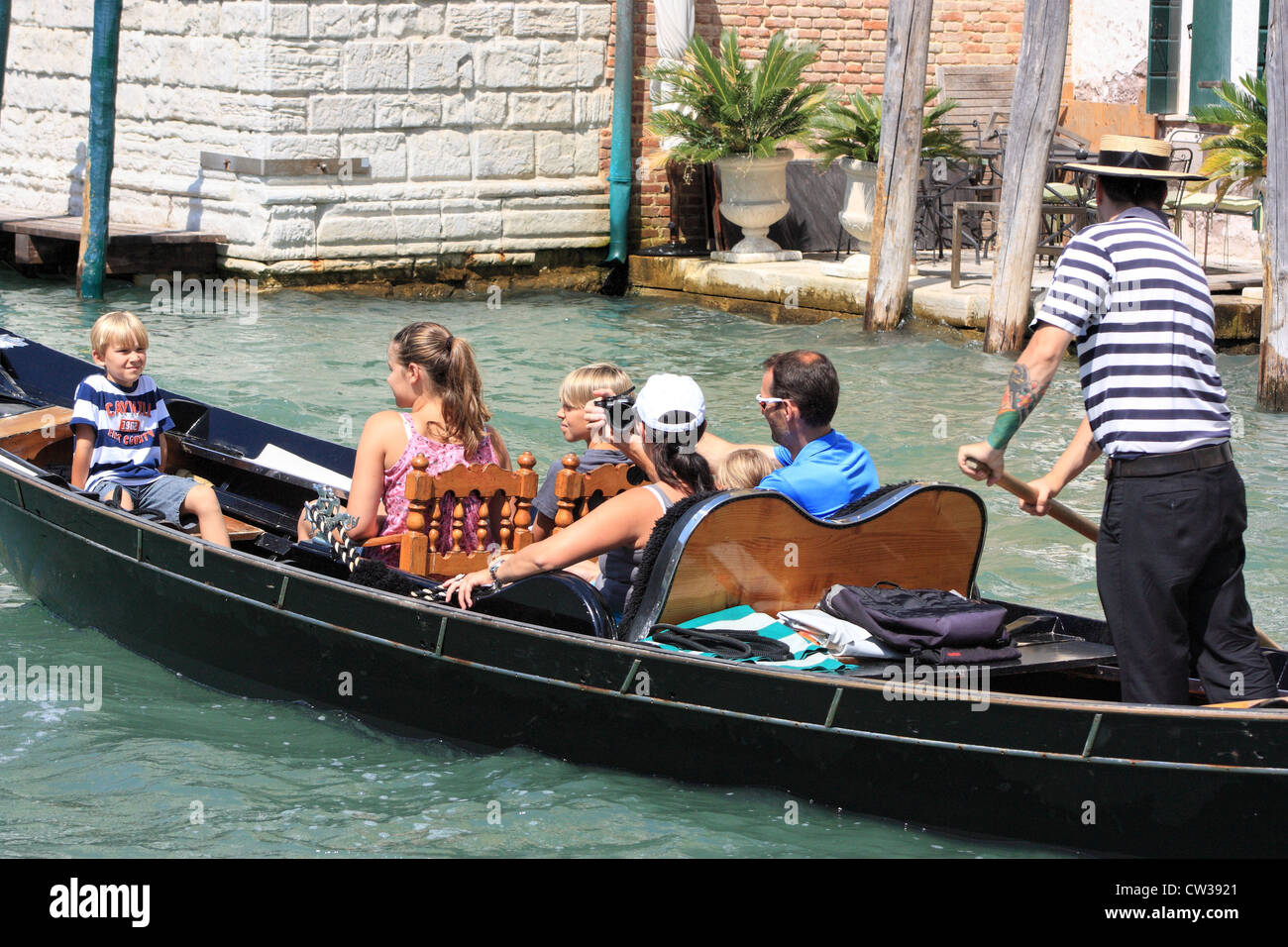 Famiglia giro in gondola a Venezia Italia Foto Stock
