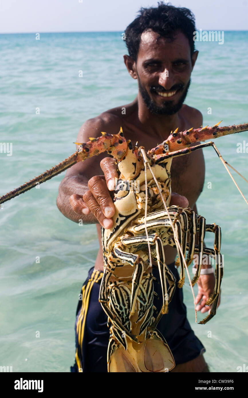 Pescatore sulla spiaggia Qalansiya, isola di Socotra, Yemen, Asia Occidentale, Penisola Arabica. Foto Stock